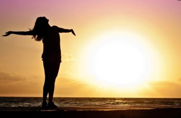 Siluette di donna al tramonto